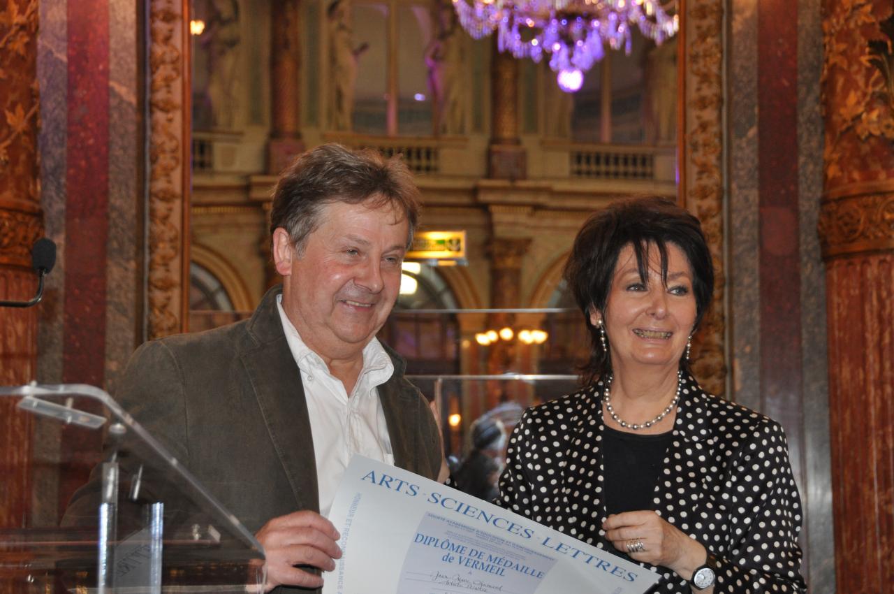 Jacqueline Vermere, la présidente, remet sa médaille à Jean-Marc Chamard